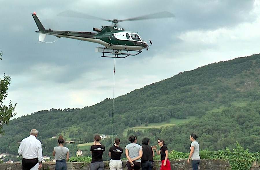 Héliportage de machines de guerre médiévales au château de Foix